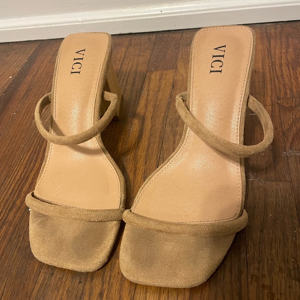 Vici Tan Heels with Block Heel and Suede Finish